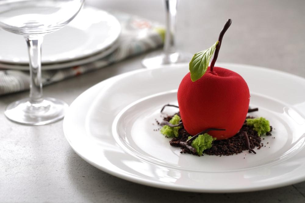 Hilton Manila Hotel Pasay Eksteriør billede A chocolate dessert