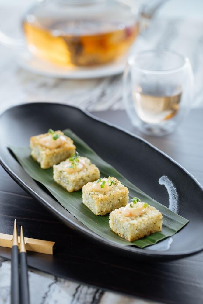 Hilton Manila Hotel Pasay Eksteriør billede Deep-fried turnip cake