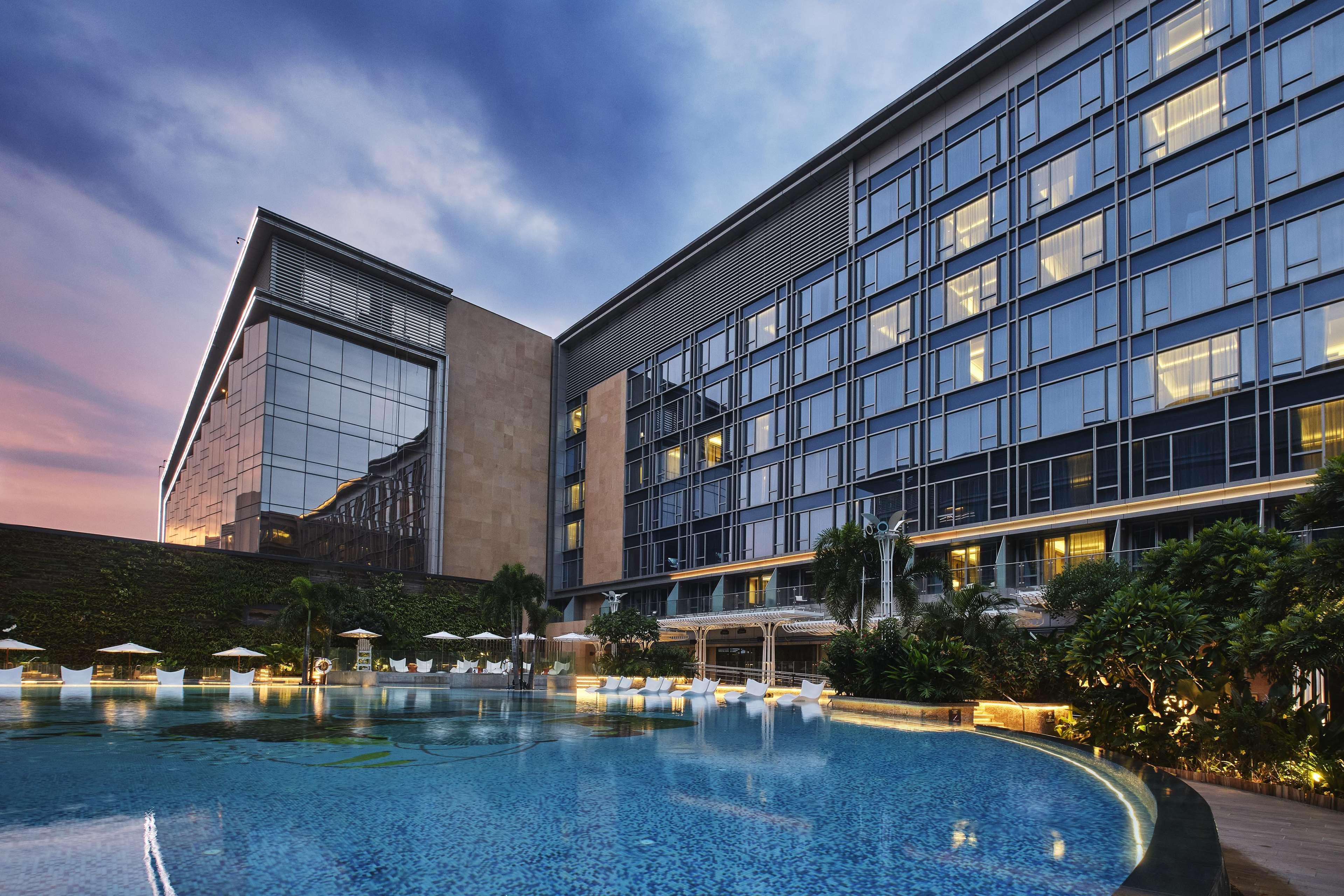 Hilton Manila Hotel Pasay Eksteriør billede The hotel's pool