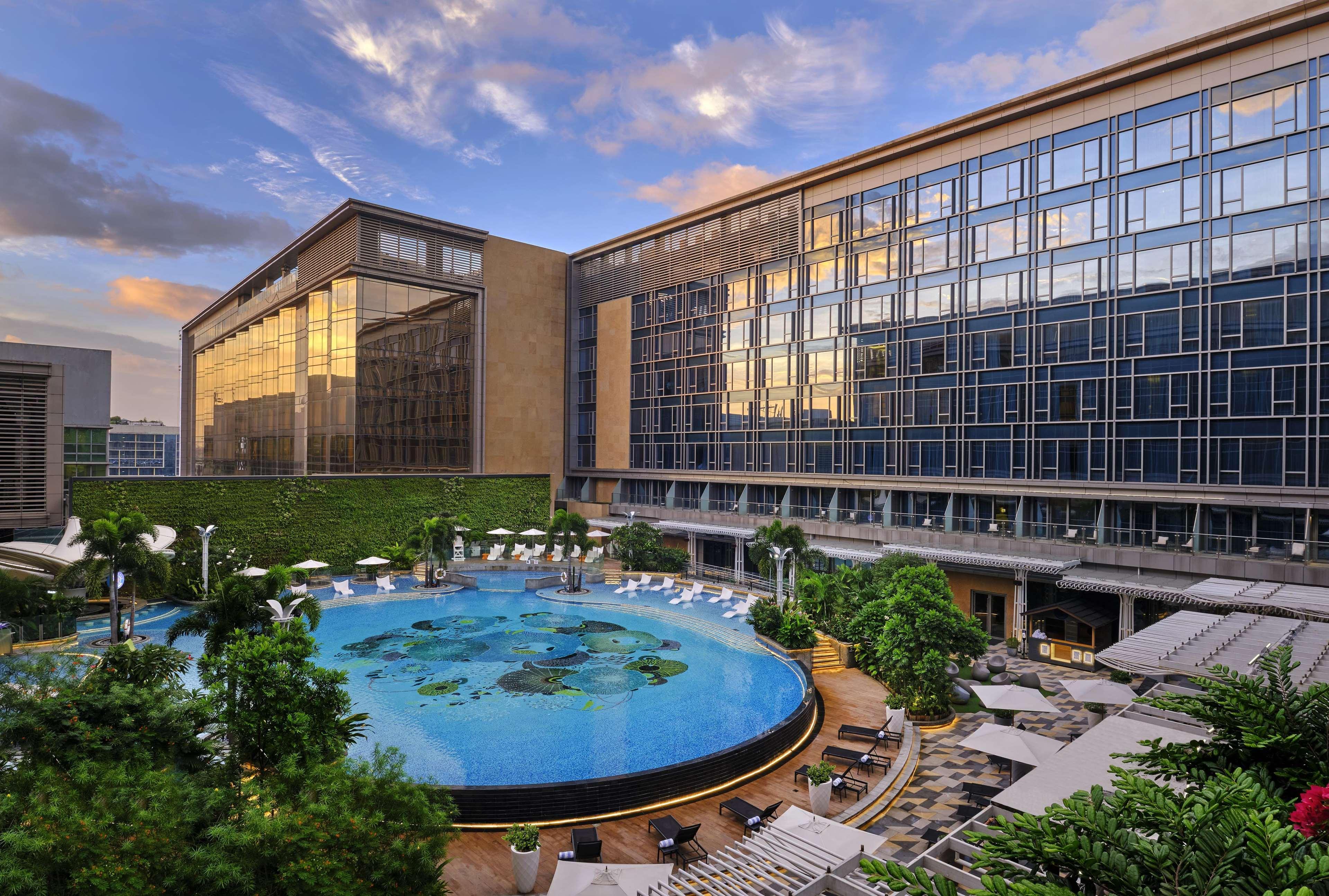 Hilton Manila Hotel Pasay Eksteriør billede The hotel's pool