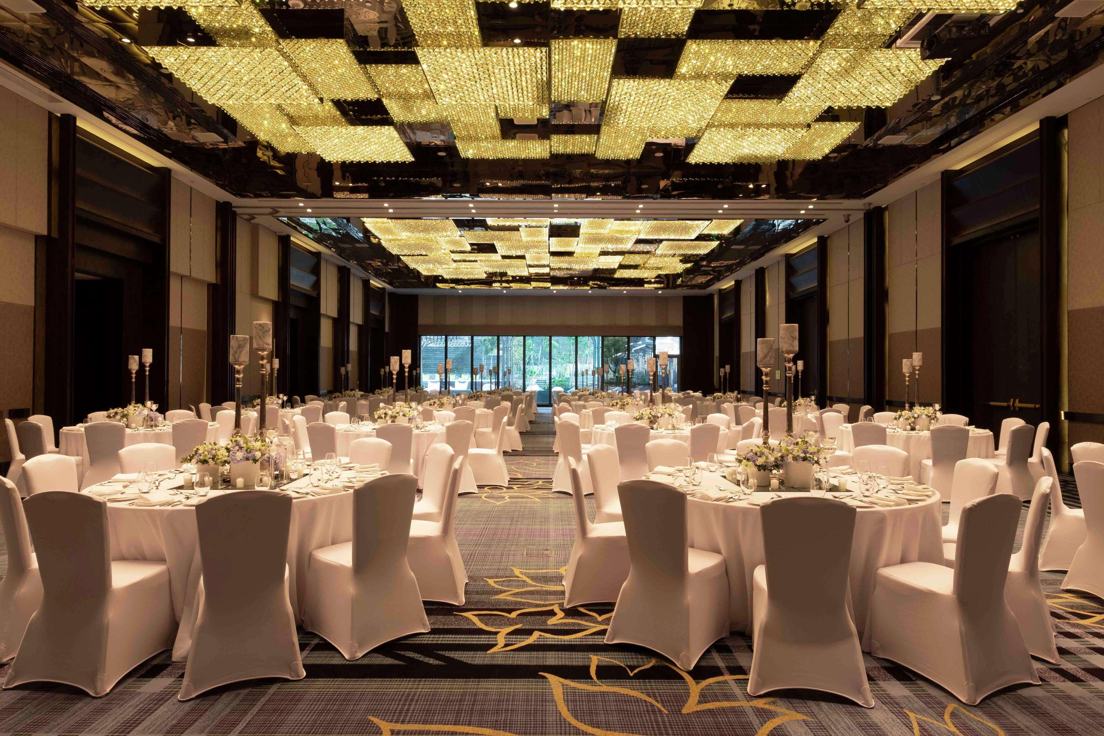 Hilton Manila Hotel Pasay Eksteriør billede The ballroom