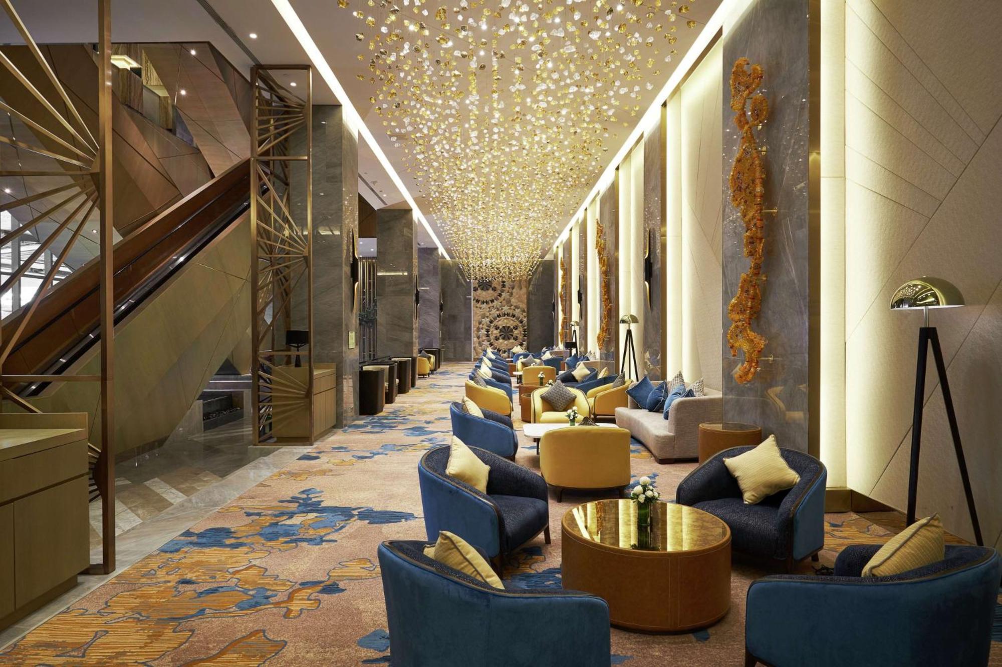 Hilton Manila Hotel Pasay Eksteriør billede The lobby
