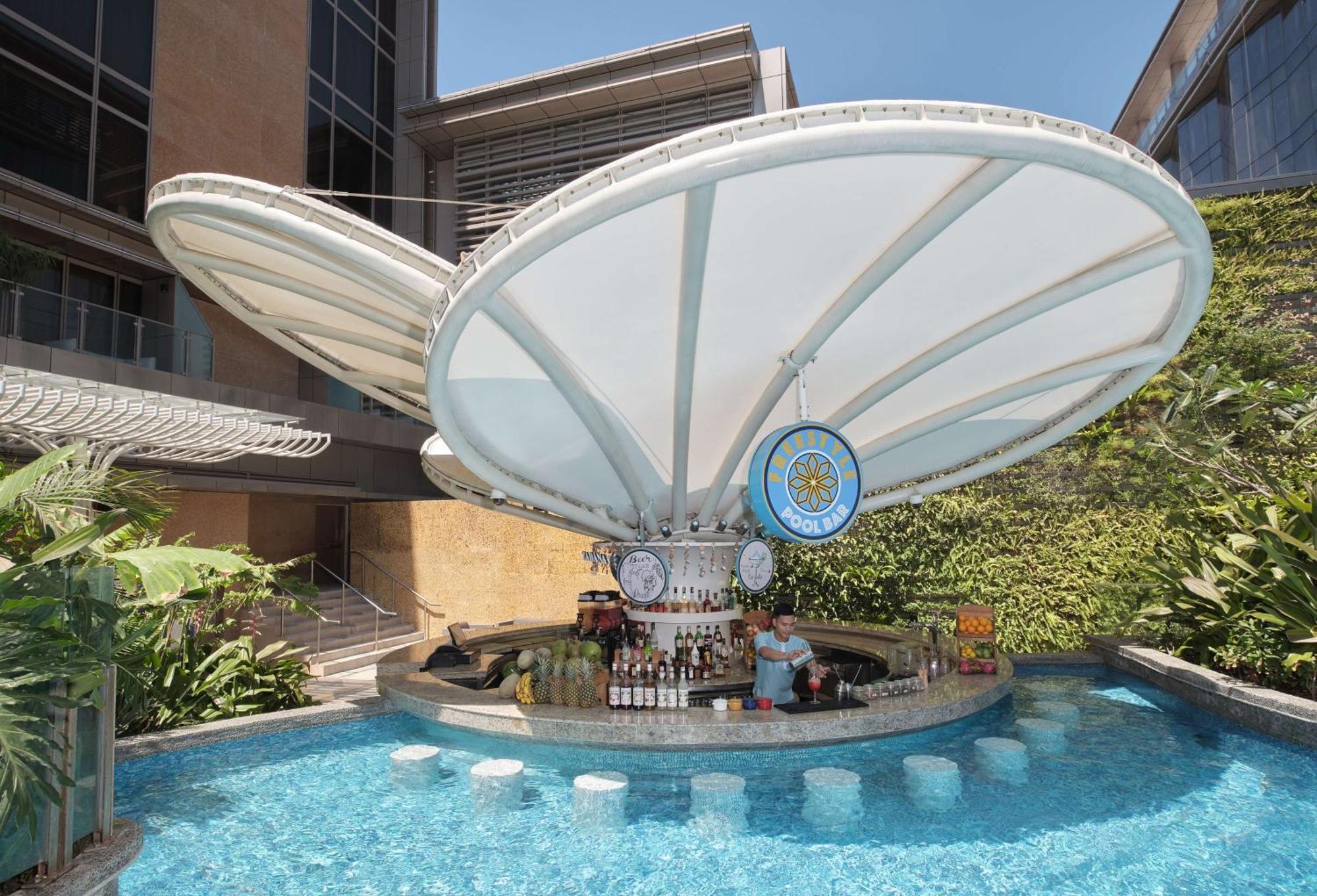 Hilton Manila Hotel Pasay Eksteriør billede The pool bar at the hotel