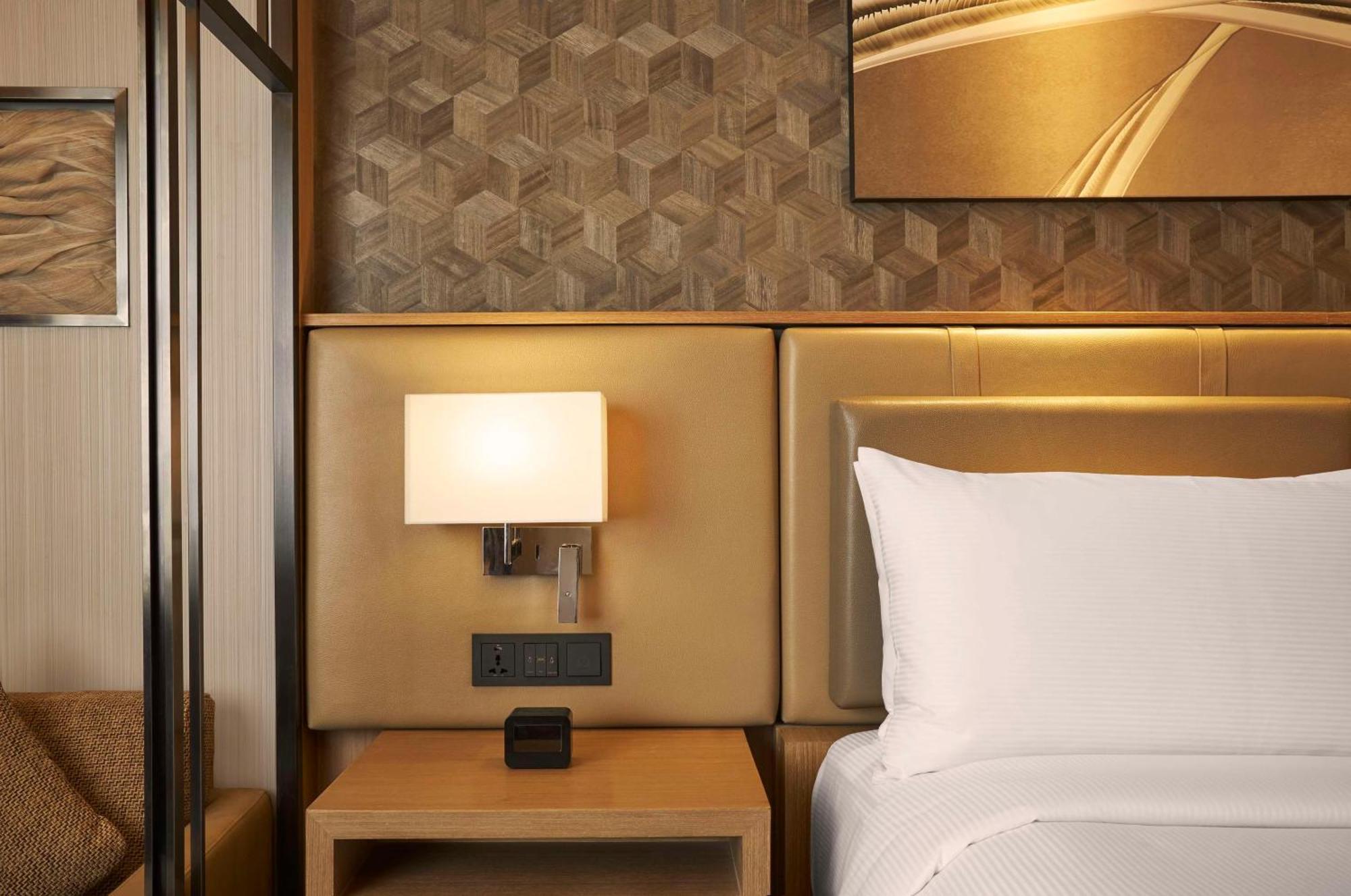 Hilton Manila Hotel Pasay Eksteriør billede A wall-mounted light