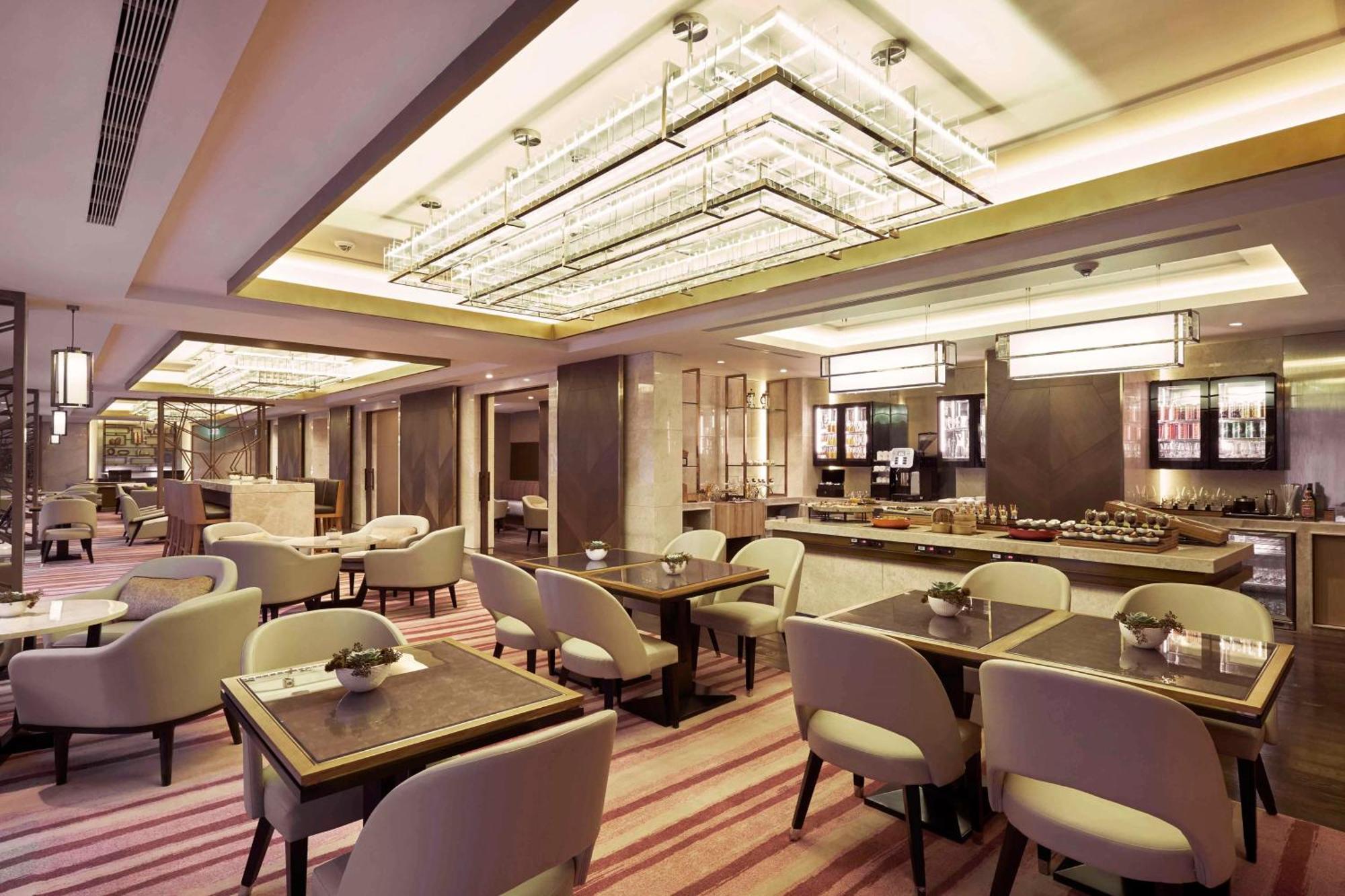 Hilton Manila Hotel Pasay Eksteriør billede The lounge at Hong Kong International Airport
