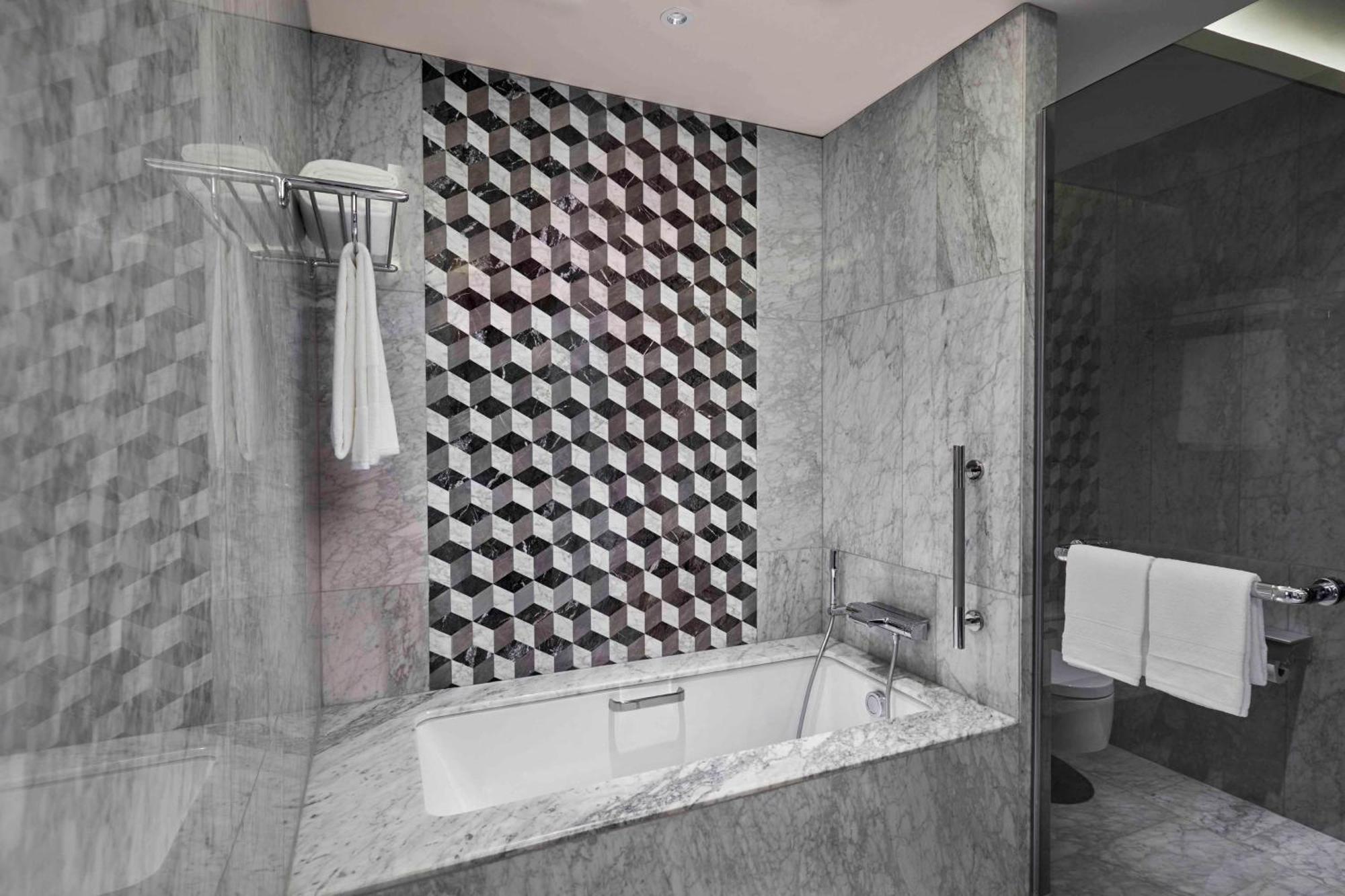 Hilton Manila Hotel Pasay Eksteriør billede Bathroom