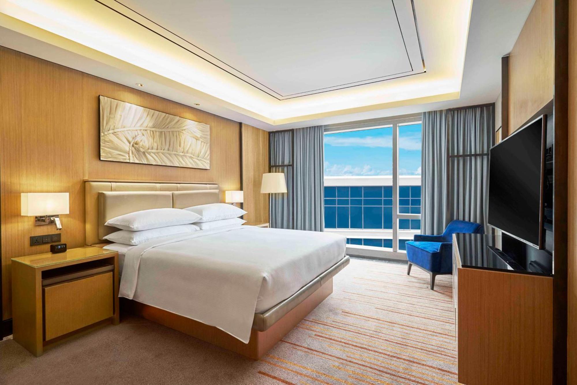 Hilton Manila Hotel Pasay Eksteriør billede A bedroom at the hotel